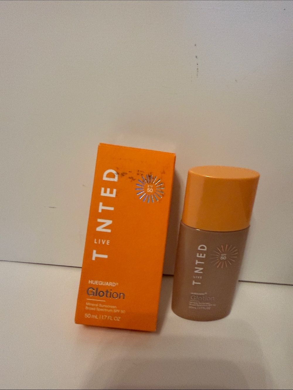 Live Tinted Hueguard Glotion mineral sunscreen SPF 50 Deep/Medium NEW 1.7 Fl oz